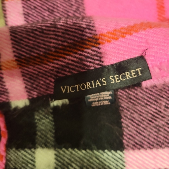 Victoria secret scarf - Picture 3 of 3